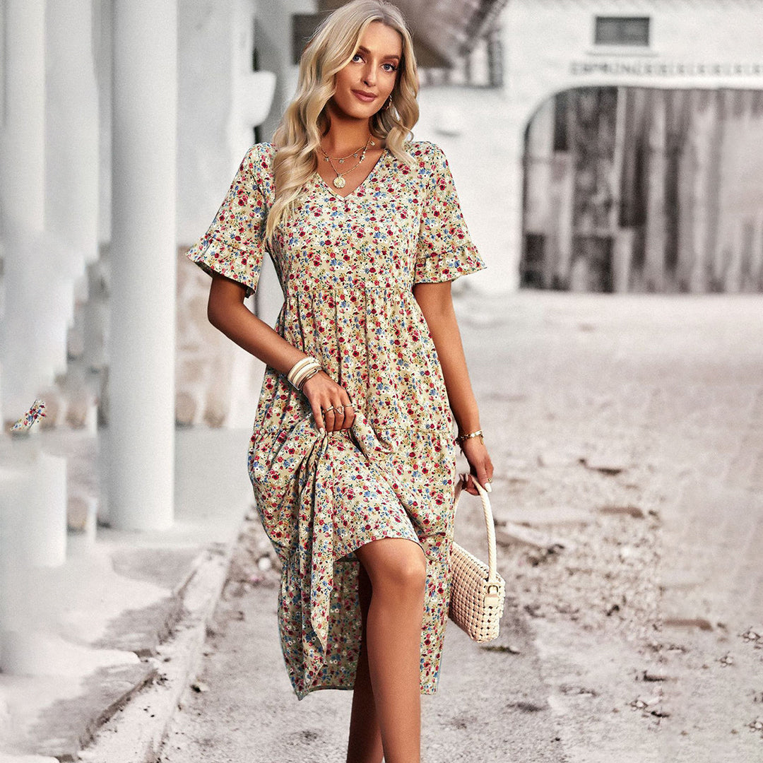 Frau in geblümtem Sommerkleid, lächelnd, mit Strohtasche. Perfekt für Mode, Sommerkleider, Damenmode, Freizeitlook, Boho-Stil.