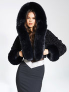 Eleganter schwarzer Pelzmantel mit Kapuze, modisches Design, luxuriöse Damenbekleidung, ideal für Wintermode und stilvolle Auftritte.