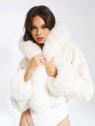 Damenmode: Eleganter, weißer Kunstpelzmantel, ideal für Wintertrends. Luxuriös, warm und stilvoll. Perfekt für modische Outfits und kalte Tage.