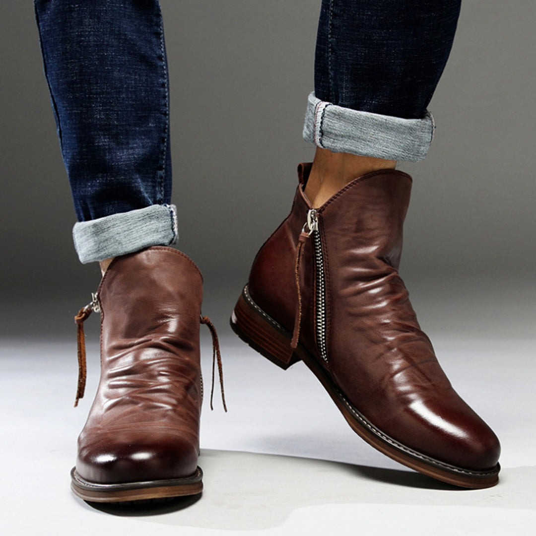 Hochwertige braune Lederstiefel mit Reißverschluss, ideal für Herrenmode. Perfekt für stilvolle Outfits und lässige Eleganz.