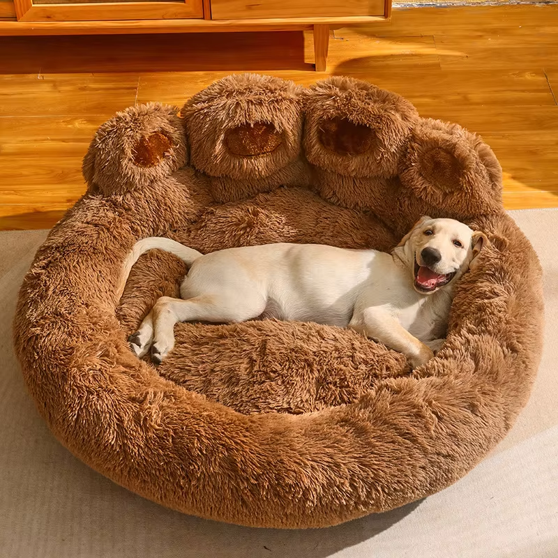 Kuscheliges Hundebett in Pfotenform, ideal für kleine bis mittelgroße Hunde. Weiches, plüschiges Material bietet Komfort und Wärme. Perfekt für Haustiere.