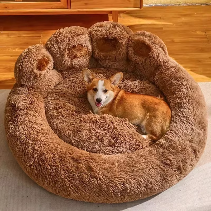 Gemütliches Hundebett in Pfotenform, ideal für kleine Hunde. Weiches, plüschiges Material bietet Komfort und Wärme. Perfekt für Haustierliebhaber.