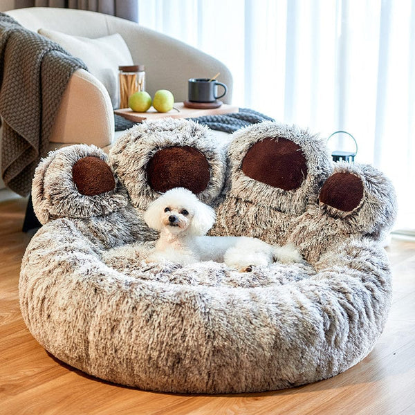 Kuscheliges Hundebett in Pfotenform, ideal für kleine Hunde. Flauschiges Design, waschbar, perfekt für Komfort und Stil im Wohnzimmer.