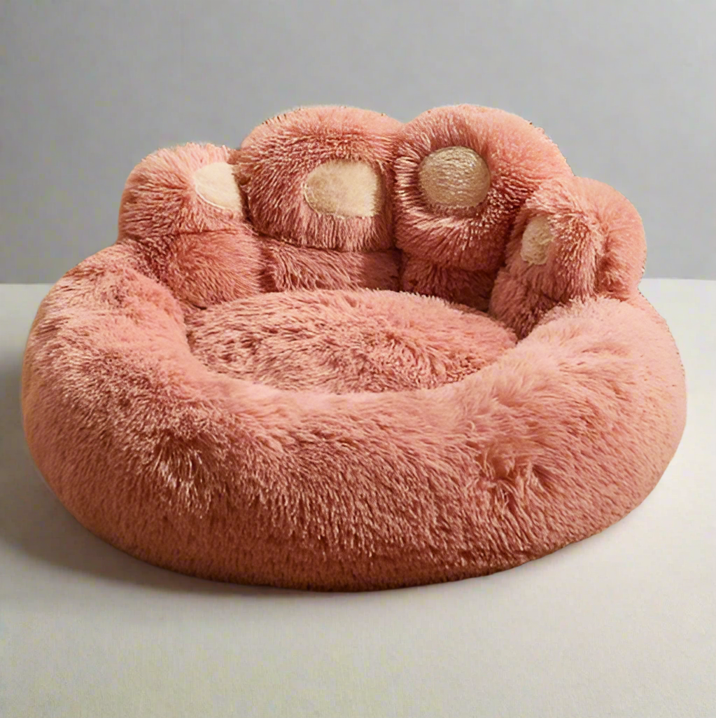 Rosa Hundebett in Pfotenform, flauschig und gemütlich. Perfekt für kleine Hunde. Ideal für Haustierkomfort und stilvolle Inneneinrichtung.