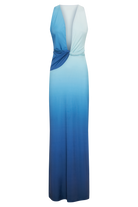 Elegantes blaues Ombre-Maxikleid mit tiefem V-Ausschnitt und drapiertem Design. Perfekt für Sommermode, Abendveranstaltungen und stilvolle Anlässe.