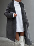Damenmode: Eleganter grauer Kunstpelzmantel über weißem Rollkragenpullover, kombiniert mit stilvollen weißen Stiefeln. Winteroutfit, trendig, modern.