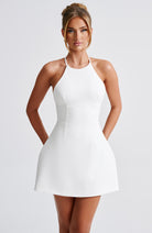 Weißes Minikleid mit Neckholder-Design, figurbetont und elegant. Perfekt für Sommermode, Partys und stilvolle Anlässe.