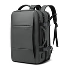 Grauer BANGE Rucksack, wasserabweisend, mit mehreren Fächern, ideal für Reisen und Alltag.