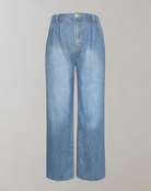 Damen-Jeans in klassischem Blau, gerade geschnitten, aus hochwertigem Denim. Perfekt für lässige Outfits und zeitlosen Stil.