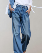 Damen-Jeanshose in Blau, lässiger Stil, kombiniert mit weißem Oberteil. Perfekt für modische Freizeitlooks. Hochwertige Denim-Mode.