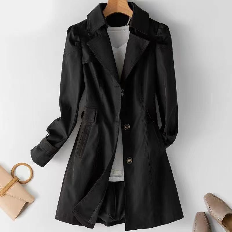 Eleganter schwarzer Trenchcoat für Damen, ideal für Herbstmode. Stilvoller Mantel mit Knöpfen und Taschen, perfekt für Business und Freizeit.