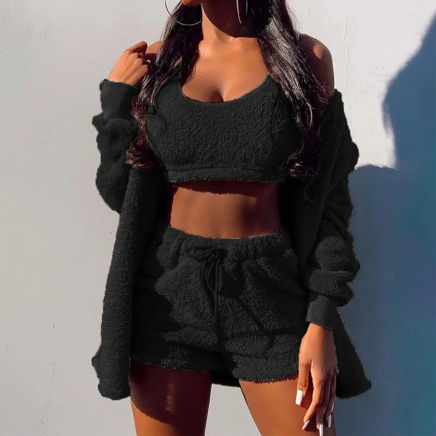 Schwarzes Damen-Fleece-Set: Crop-Top, Shorts und Cardigan. Perfekt für gemütliche, modische Freizeitlooks. Ideal für Herbst und Winter.