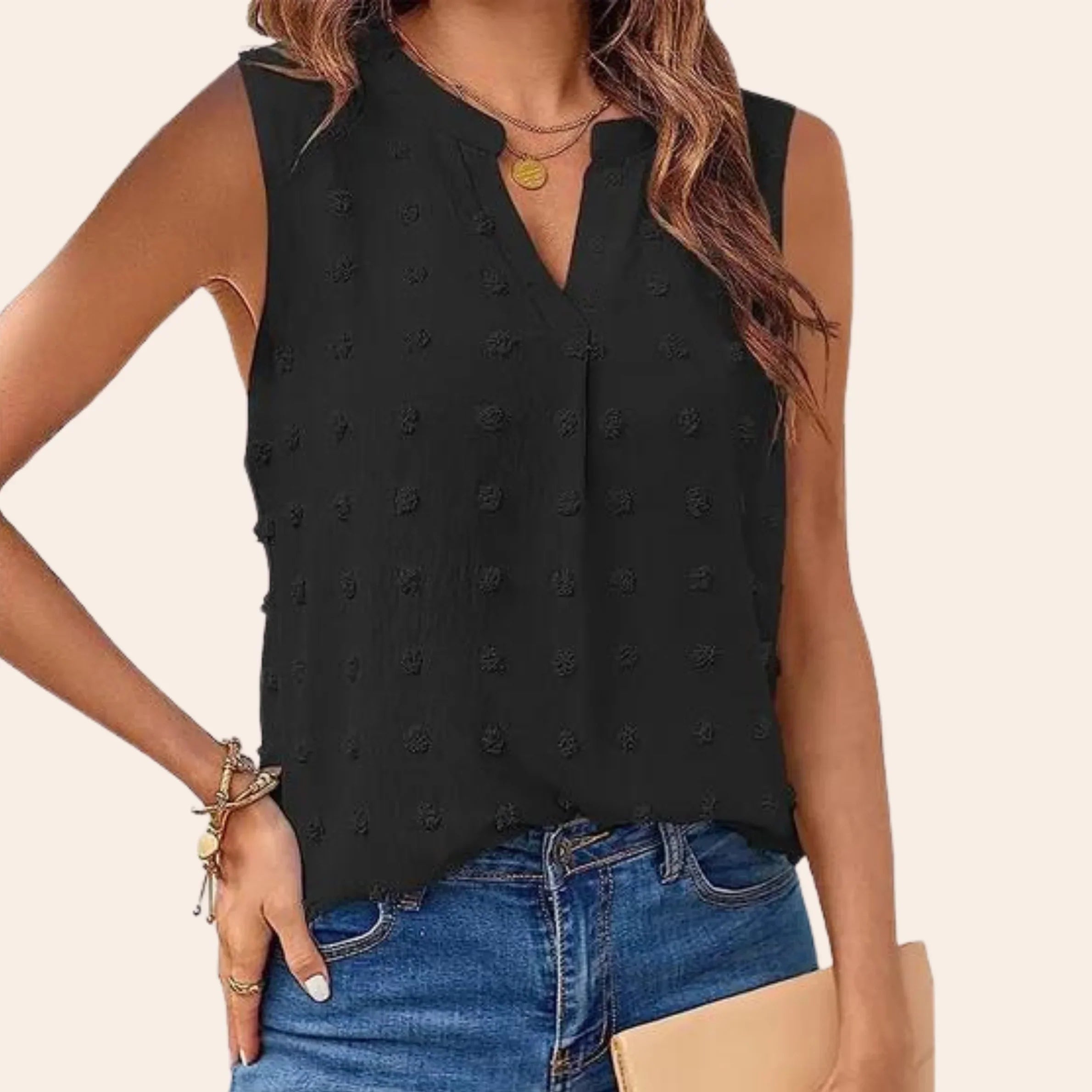 Ärmellose schwarze Bluse mit V-Ausschnitt, ideal für Damenmode. Perfekt kombinierbar mit Jeans für einen eleganten, lässigen Look.
