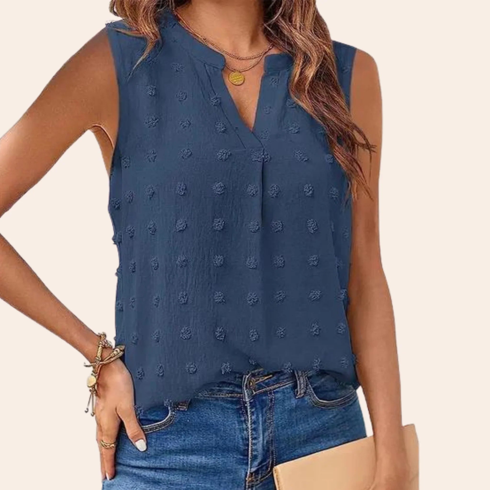 Ärmellose blaue Bluse mit V-Ausschnitt und strukturiertem Muster, ideal für Sommermode. Perfekt kombinierbar mit Jeans für einen lässigen Look.