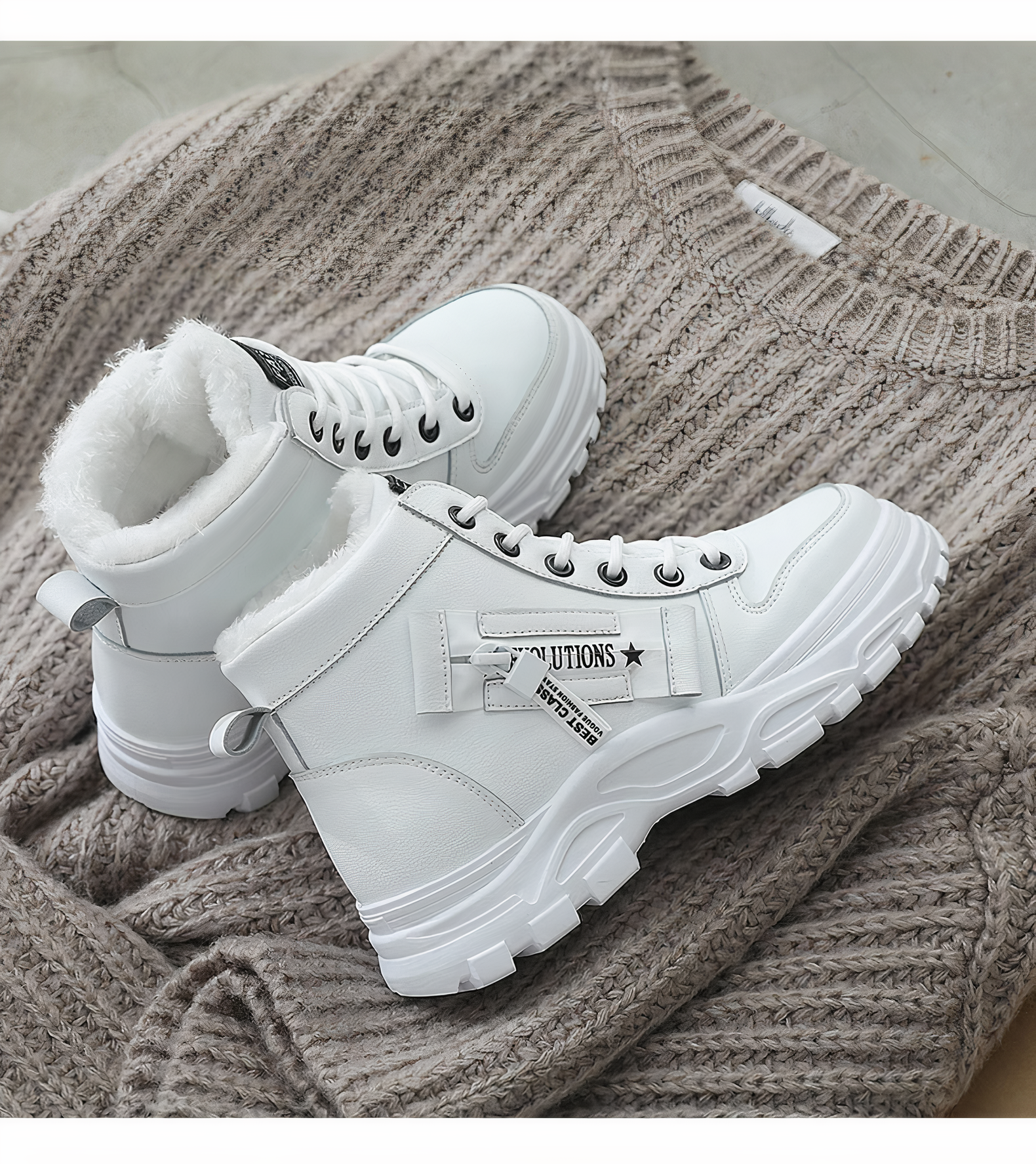 Weiße Winterstiefel mit Fellfutter auf gestricktem Pullover, modische Damen-Sneaker, warm und stilvoll, ideal für kalte Jahreszeiten.