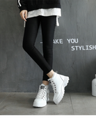 Damen-Sneaker in Weiß, hohe Plateausohle, modisch und bequem, ideal für Streetwear. Perfekt kombinierbar mit lässiger Kleidung.