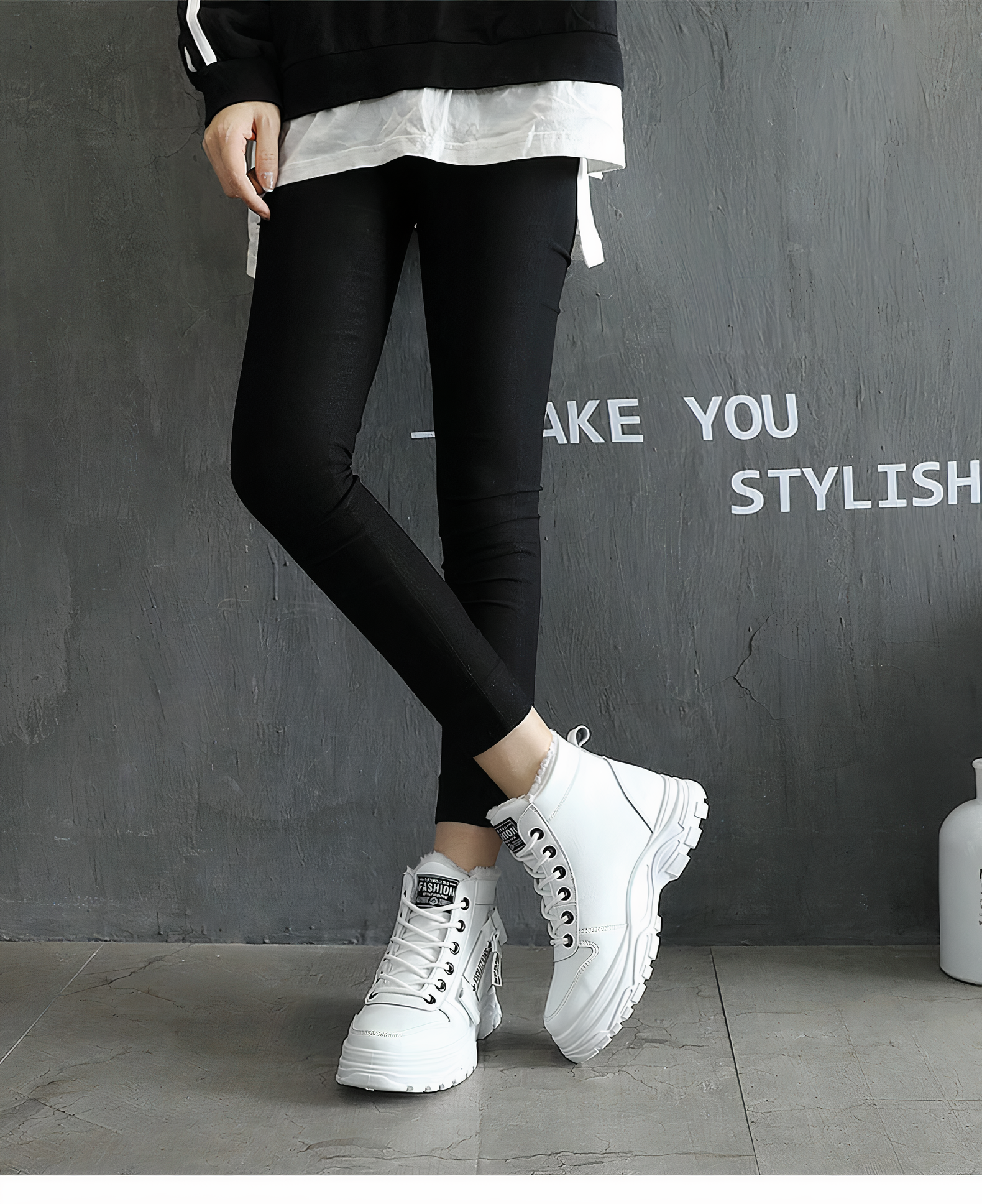 Damen-Sneaker in Weiß, hohe Plateausohle, modisch und bequem, ideal für Streetwear. Perfekt kombinierbar mit lässiger Kleidung.