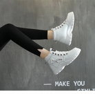 Weiße Damen-Sneaker-Stiefel mit dicker Sohle, modernem Design und schwarzer Schnürung. Perfekt für trendige Streetwear-Looks und Komfort.
