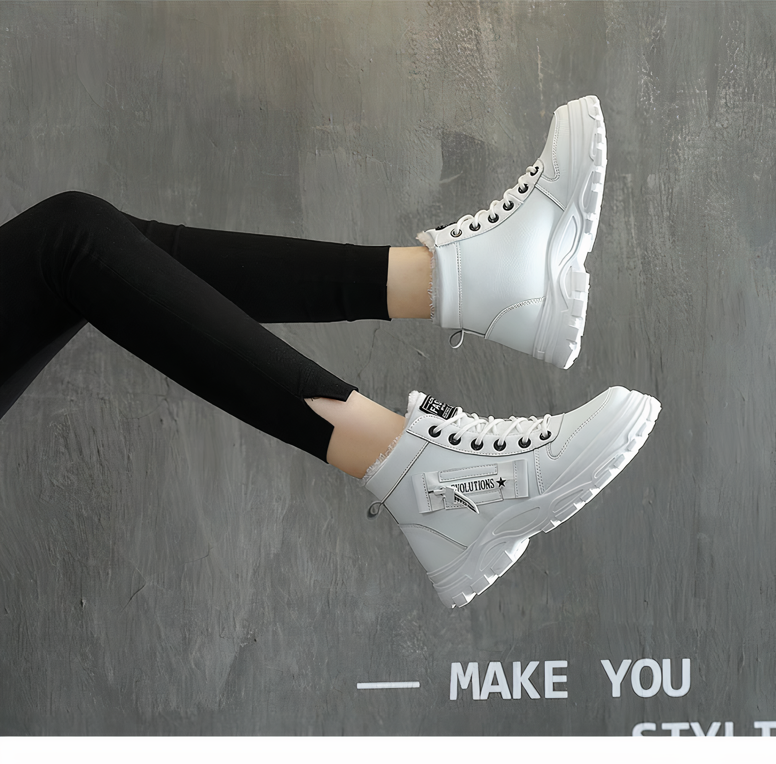 Weiße Damen-Sneaker-Stiefel mit dicker Sohle, modernem Design und schwarzer Schnürung. Perfekt für trendige Streetwear-Looks und Komfort.