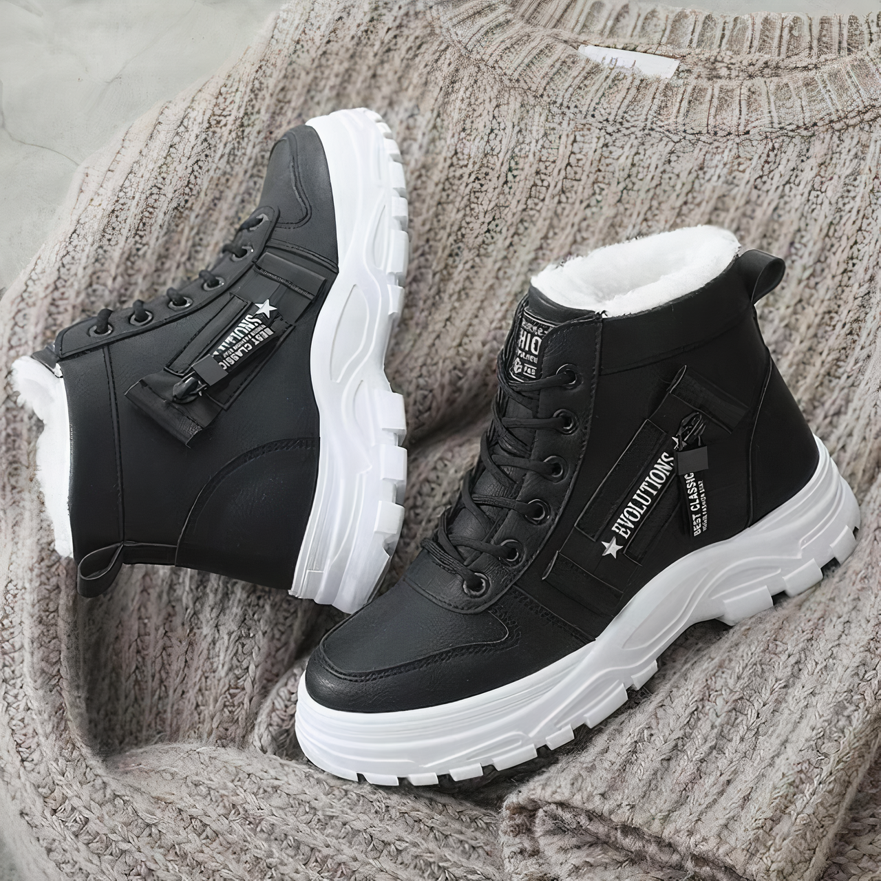 Schwarze Winterstiefel mit weißer Sohle und Fellfutter auf Strickpullover. Modische, warme Damenstiefel, ideal für kalte Tage.