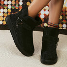 Schwarze, glänzende Damen-Snowboots mit Schnalle, wasserdicht und rutschfest. Perfekt für Winter 2023. Stilvoll und warm.