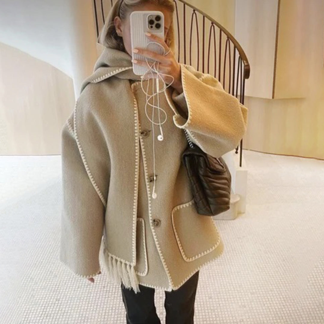 Beige Damenmantel mit Kapuze, Knöpfen und Fransen. Eleganter Wintermantel, ideal für kalte Tage. Modetrend 2023, stilvoll und warm.