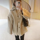 Beige Damenmantel mit Kapuze, Knöpfen und Fransen. Eleganter Wintermantel, ideal für kalte Tage. Modetrend 2023, stilvoll und warm.