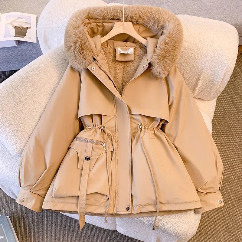 Beige Winterjacke mit Kapuze und Kunstfellbesatz, Taillenzug und Taschen. Perfekt für Damenmode, warm und stilvoll für kalte Tage.