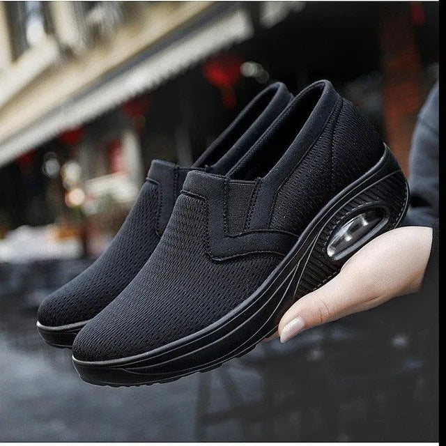 Schwarze, atmungsaktive Damen-Sneaker mit orthopädischer Sohle, ideal für Diabetiker. Bequeme, rutschfeste Schuhe für gesundes Gehen.
