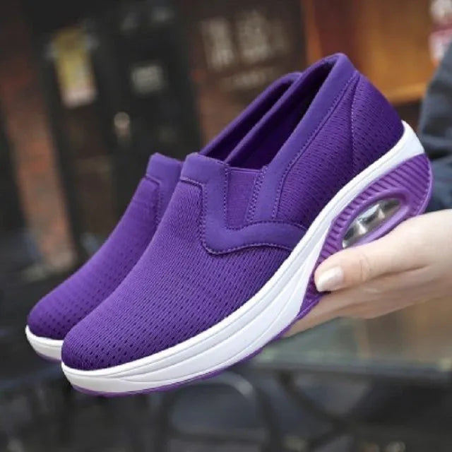 Lila Damen-Sneaker, atmungsaktiv und bequem, ideal für Diabetiker. Orthopädische Schuhe mit weicher Sohle, perfekt für lange Spaziergänge.