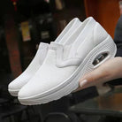 Weiße Damen-Sneaker, atmungsaktiv und bequem, ideal für orthopädische Bedürfnisse und Diabetiker. Perfekte Wahl für gesundes Gehen.