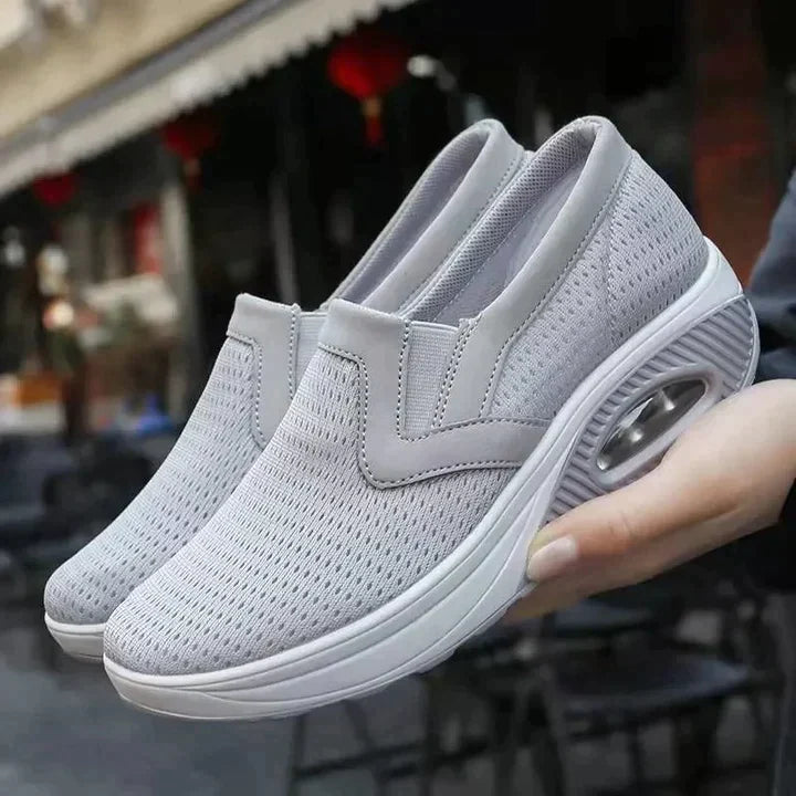 Graue Damen-Sneaker, atmungsaktiv und bequem, ideal für Diabetiker. Orthopädische Schuhe mit weicher Sohle für optimalen Gehkomfort.