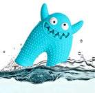 Blaues Hundespielzeug in Monsterform, schwimmfähig und zahnfreundlich. Perfekt für interaktives Spielen und Zahnpflege. Robust und langlebig.
