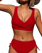 Frau in rotem Bikini-Set, V-Ausschnitt, Strandmode, Sommerbekleidung, Damenbademode.