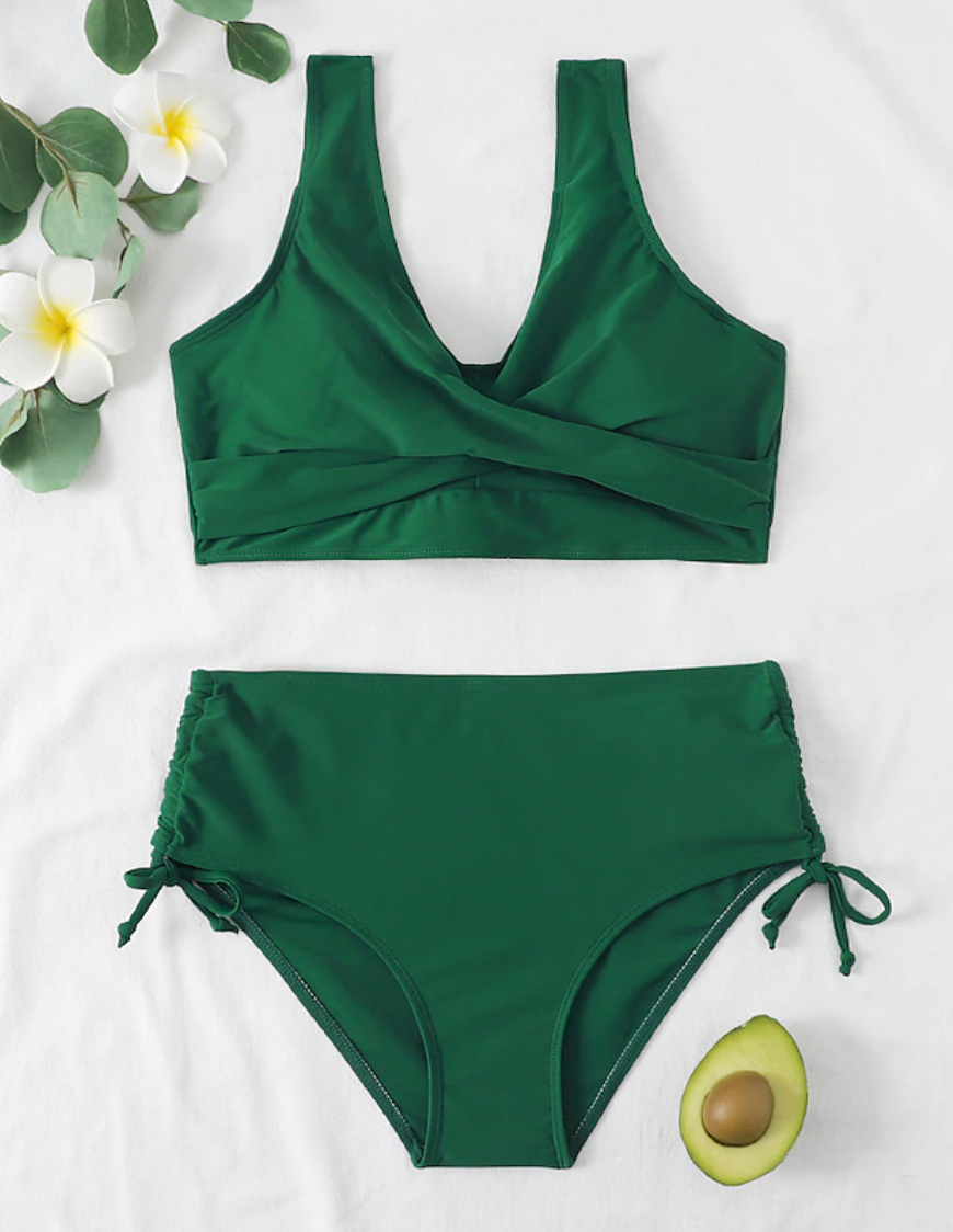 Dunkelgrüner Bikini-Set mit hoher Taille, V-Ausschnitt, Blumen und Avocado-Dekor auf weißem Hintergrund.