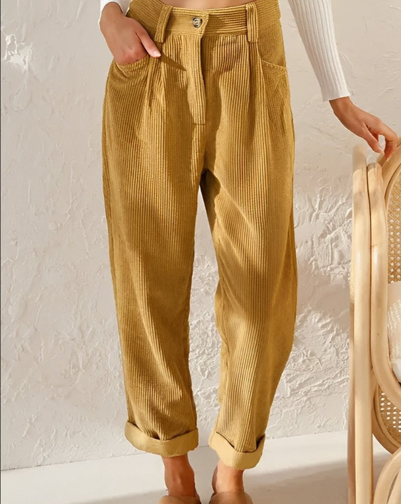 Damen Cordhose beige, hoch tailliert, lässig, Herbstmode, bequem, stilvoll, Freizeitkleidung.
