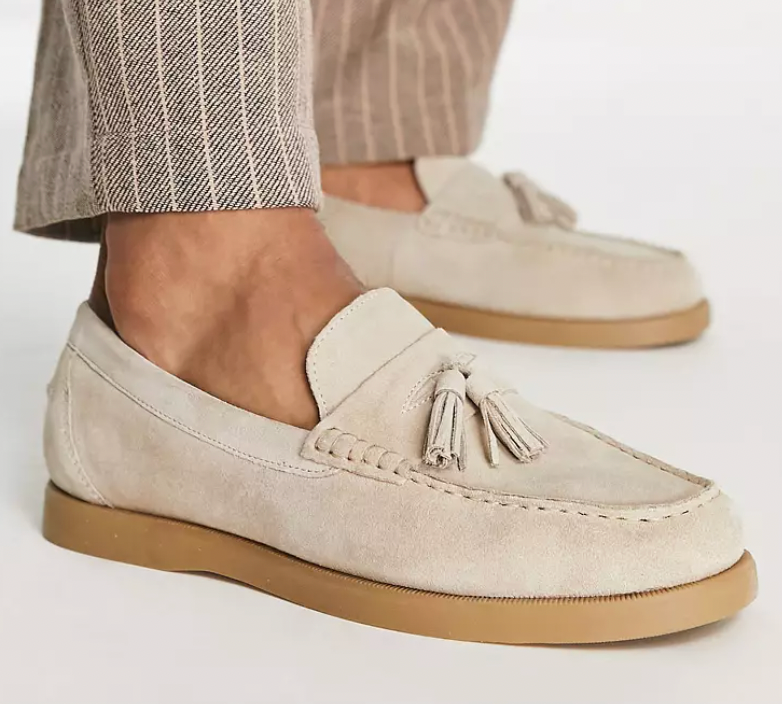 Elegante Herren-Slipper aus Wildleder mit Quasten, beige, rutschfeste Gummisohle, ideal für Freizeit und Business, stilvoll und bequem.