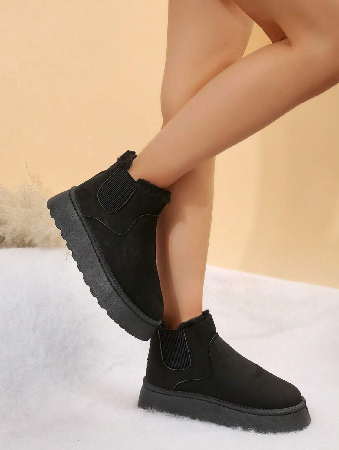 Schwarze Chelsea-Boots mit flauschigem Innenfutter, rutschfester Sohle und elastischen Einsätzen. Perfekt für Herbstmode und Wintertrends.