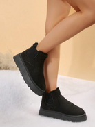 Schwarze Chelsea-Boots mit flauschigem Innenfutter, rutschfester Sohle und elastischen Einsätzen. Perfekt für Herbstmode und Wintertrends.