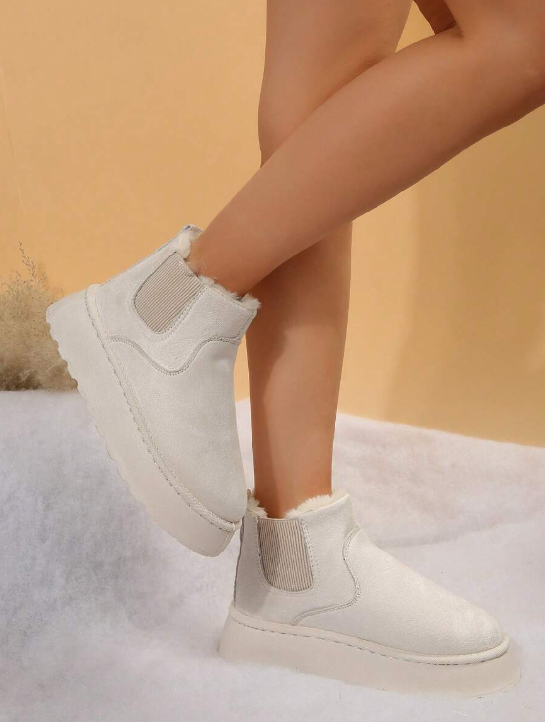 Damen-Winterstiefel in Weiß, gefüttert, rutschfeste Sohle, modisch, warm, ideal für kalte Tage, stilvolle Stiefeletten, bequem.