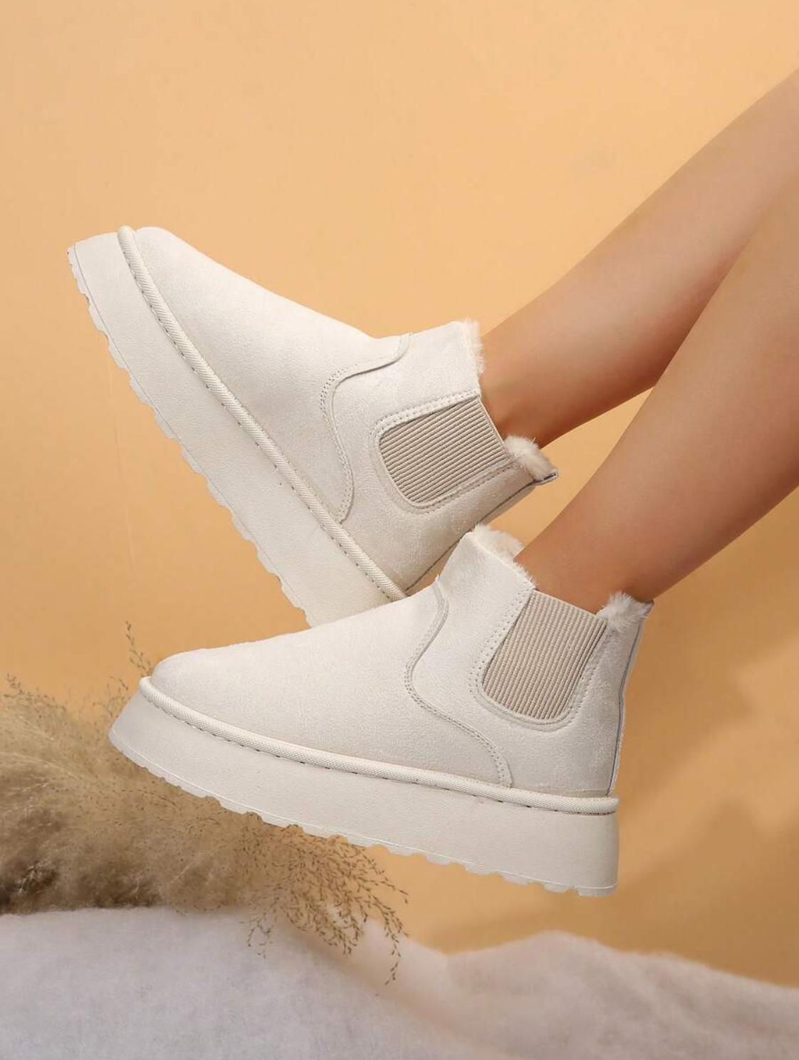 Weiße Damen-Stiefeletten mit Plateau, warm gefüttert, ideal für Herbst und Winter. Modische Schuhe, bequem und stilvoll für kalte Tage.