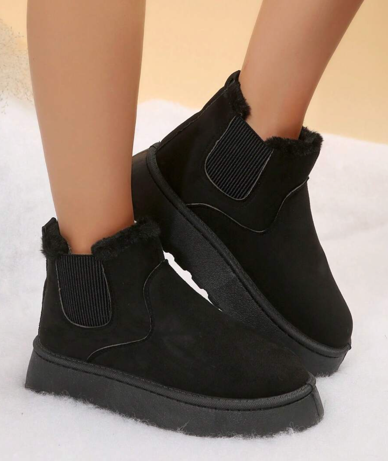 Schwarze Damen-Winterstiefel mit Kunstfell, rutschfeste Sohle, modisch und warm, ideal für kalte Tage. Perfekt für stilvolle Winteroutfits.