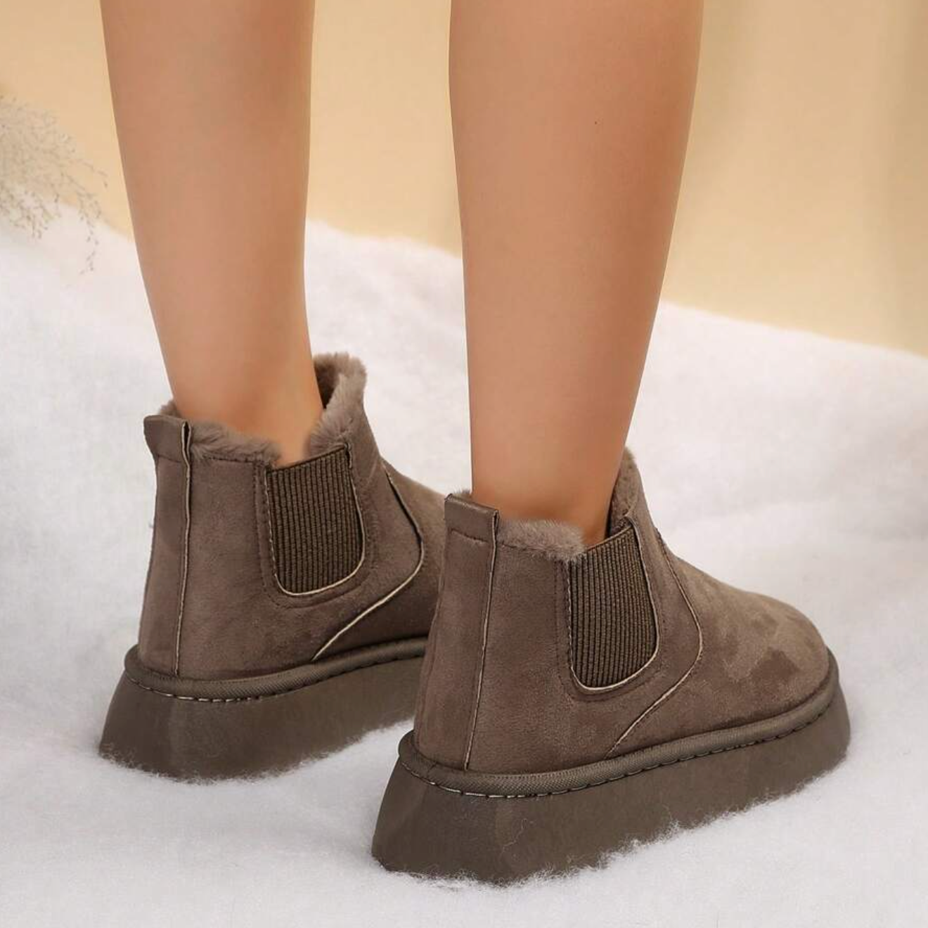Damen-Winterstiefel aus Wildleder, braun, mit Fellfutter und elastischen Einsätzen. Bequeme, warme Schuhe für kalte Tage. Ideal für Herbst/Winter.
