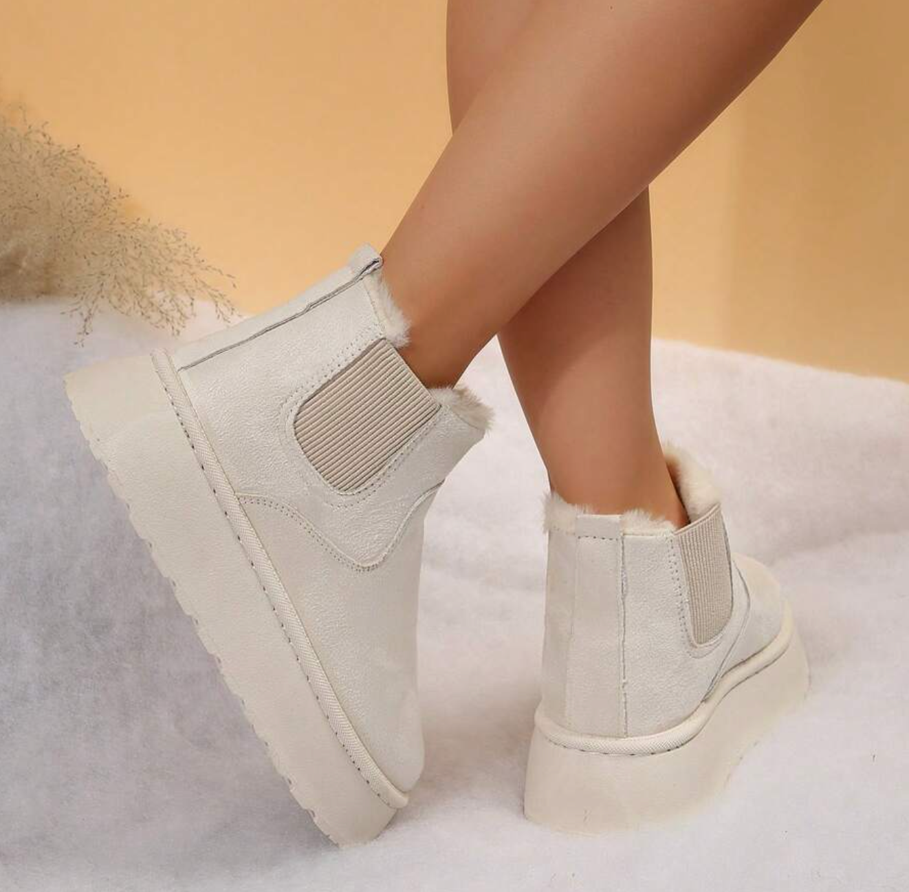 Damen-Winterstiefel in Cremeweiß, gefüttert, mit Plateau-Sohle. Modische, warme Stiefeletten für kalte Tage. Ideal für Wintermode.