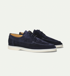 Dunkelblaue Wildleder-Herrenschuhe, Freizeitschuhe, weiße Sohle, elegantes Design.