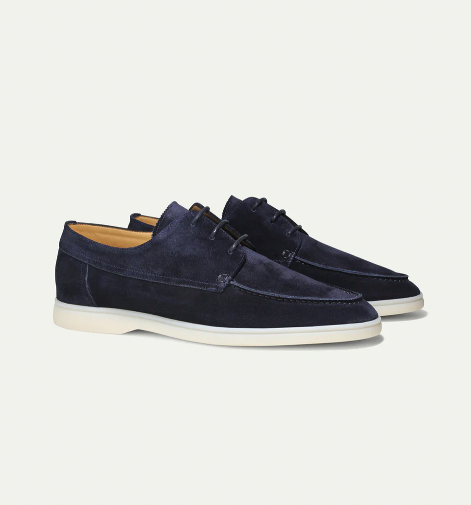 Dunkelblaue Wildleder-Herrenschuhe, Freizeitschuhe, weiße Sohle, elegantes Design.