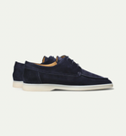 Dunkelblaue Wildleder-Herrenschuhe, Freizeitschuhe, weiße Sohle, stilvoll, modern.