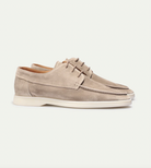 Beige Wildleder-Herrenschuhe, Schnürschuhe, elegantes Design, Freizeitschuhe, seitliche Ansicht.