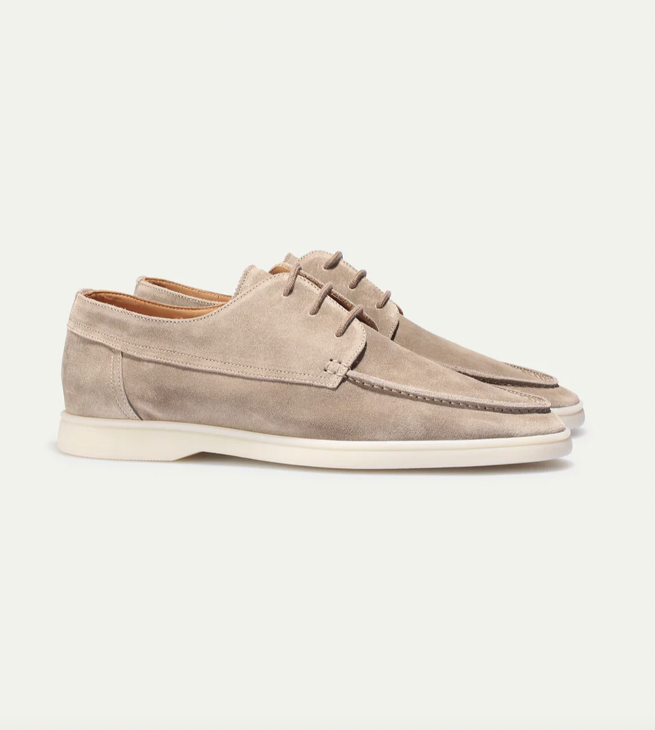 Beige Wildleder-Herrenschuhe, Schnürschuhe, elegantes Design, Freizeitschuhe, seitliche Ansicht.