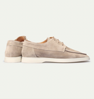 Beige Wildleder-Herrenschuhe, lässig, mit weißer Sohle, ideal für Freizeitkleidung.